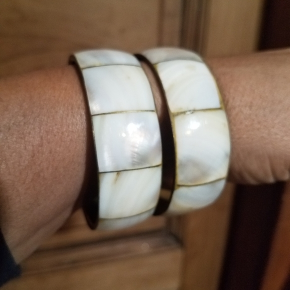 Vintage Set Of 2 Brass Bangles with Mother Of Pearl Insets - Picture 5 of 6